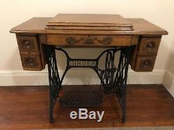 1919 Singer Sewing machine w tiger oak table