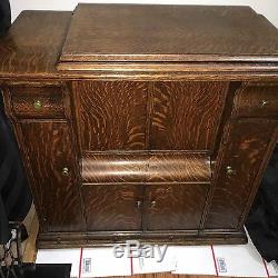 ANTIQUE Singer Sewing Machine 1900's in Tiger Oak Closed Cabinet with Treadle