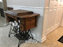 Antique Singer Treadle Sewing Machine1905 in Tiger Oak cabinet