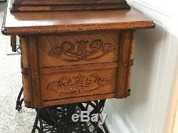 Antique Singer Treadle Sewing Machine1905 in Tiger Oak cabinet