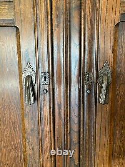 Antique Tiger Oak Armoire In Mission / Arts&Crafts Style