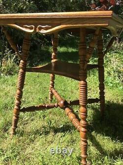 Antique Victorian American Tiger Oak Side Table With Shelf Carving Turned Legs