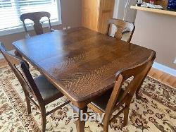 Beautiful Oak Tiger Wood Dining room table with 4 matching chairs