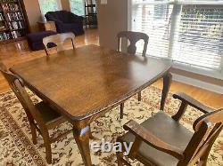 Beautiful Oak Tiger Wood Dining room table with 4 matching chairs