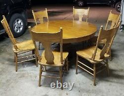 Early 1900s Round Tiger Oak Clawfoot Table with 2 Leaves and 6 Antique Chairs