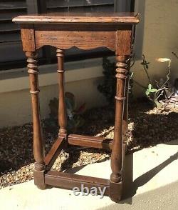 FINE ANTIQUE HAND CRAFTED TIGER OAK END TABLE / STAND w TURNED LEGS